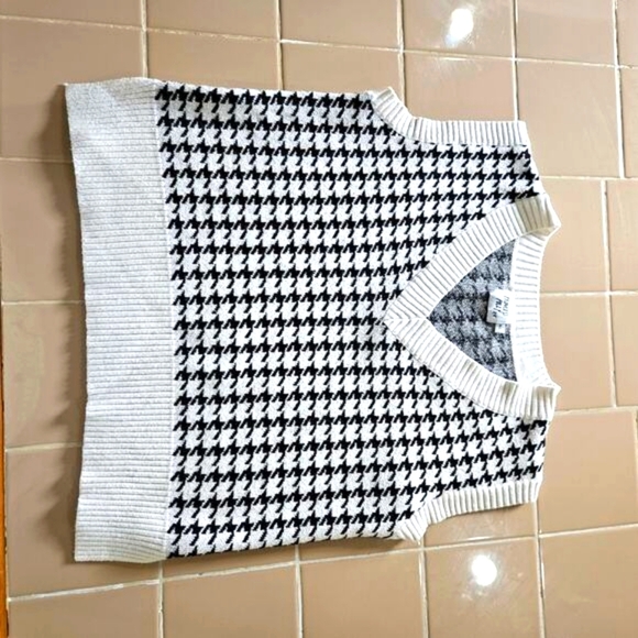 Houndstooth print vintage style sleeveless V neck sweater. Size Medium Large - Picture 3 of 6